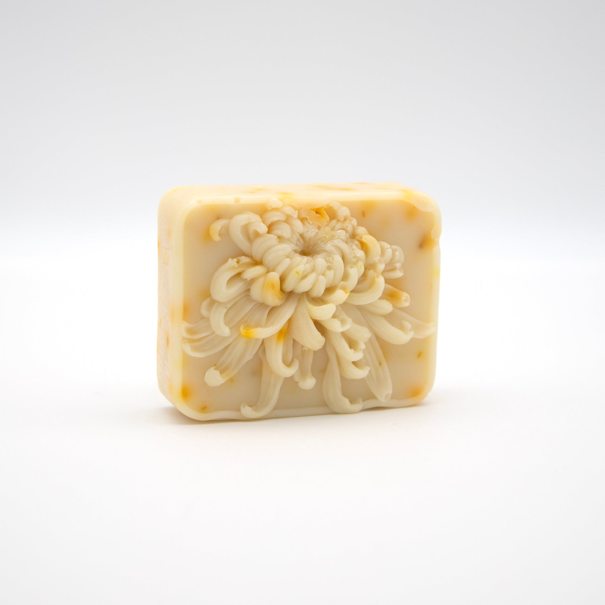 A bright blend of orange and mint that refreshes your senses while nourishing from head to toe.