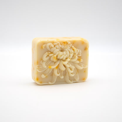 A bright blend of orange and mint that refreshes your senses while nourishing from head to toe.