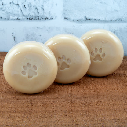 This new ACV pet shampoo bar is amazing for calming dry, itchy, skin or minor skin irritations. We used organic, unrefined apple cider vinegar (acv) in this soap to balance many hair and skin issue. The ACV made the soap to be slightly acidic than regular soaps. It can help the shampoo to condition and cleanse the hair, as well as sooth and remove bacteria on the pet's skin. It is especially useful for dog with troubled skin conditions.